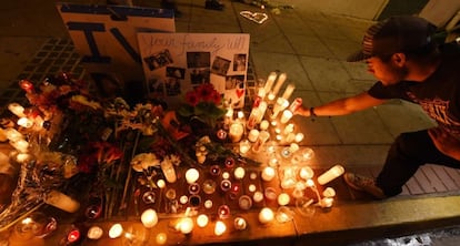 Un estudiante deja una vela por las v&iacute;ctimas de la masacre en Santa B&aacute;rbara. 