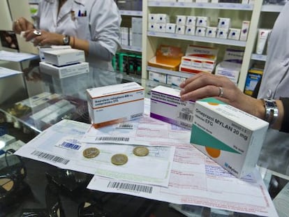 Una farmacia dispensa medicamentos.  