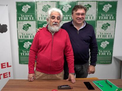 El diputado electo de Teruel Existe, Tomás Guitarte (d), junto al número dos de la candidatura, Manuel Gimeno, este lunes en Teruel. 