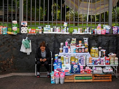 Una mujer vende artículos para el hogar en Asunción, Paraguay.