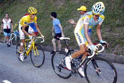 Contador observa a Schleck durante la ascensión de ayer a Ax 3 Domaines.