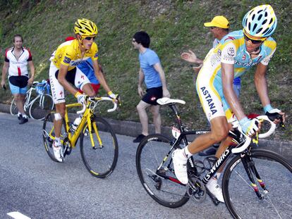 Contador observa a Schleck durante la ascensión de ayer a Ax 3 Domaines.