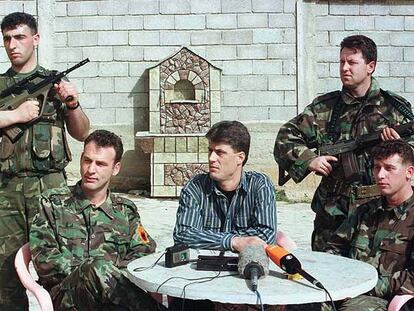 Thaçi (centro) junto a dos de sus comandantes del UÇK en 1999.