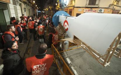 Un grupo de trabajadores de RTVV charla junto a la falla Arrancapins.