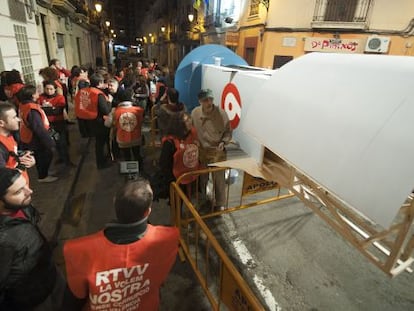 Un grupo de trabajadores de RTVV charla junto a la falla Arrancapins.