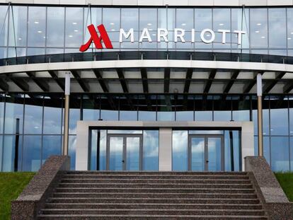 Entrada de un de Marriott en Minsk, Bielorrusia.