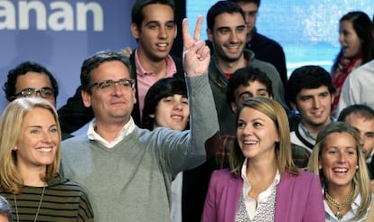 Basagoiti hace el signo de la victoria entre Cospedal (a su izquierda) y la presidenta del Parlamento vasco, Arantza Quiroga, en su mitin en el Kursaal donostiarra.
