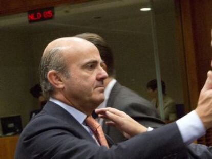 El ministro de Econom&iacute;a, Luis de Guindos saluda a su hom&oacute;logo franc&eacute;s, Pierre Moscovici.