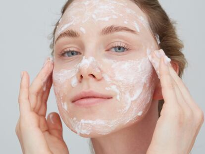 Descubre cuál es el mejor limpiador facial de la historia. GETTY IMAGES.