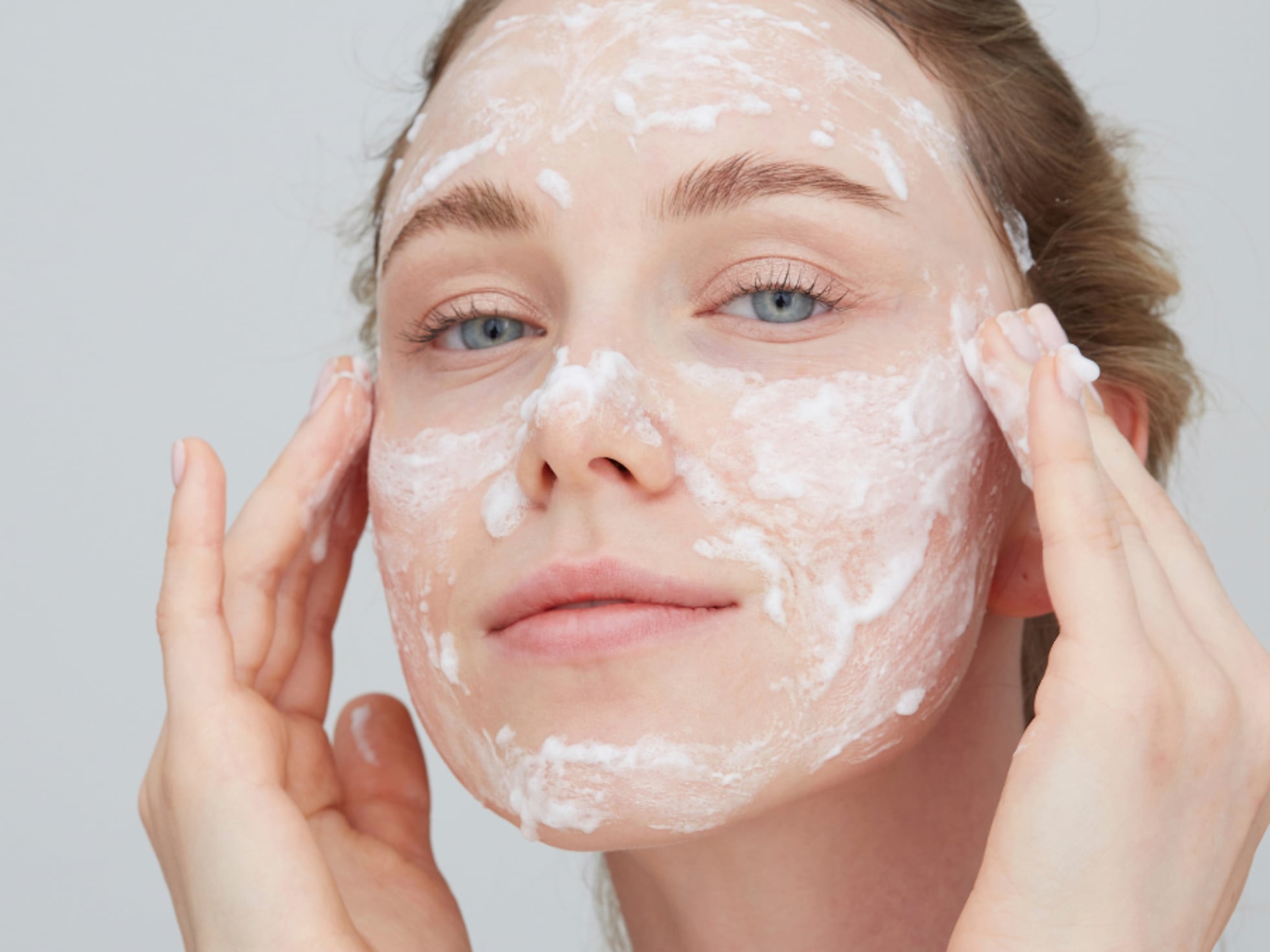Mujer se realiza limpieza facial