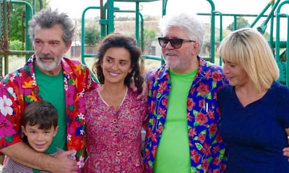 Το cast του «πόνου και δόξας» με τον σκηνοθέτη Pedro Almodóvar.