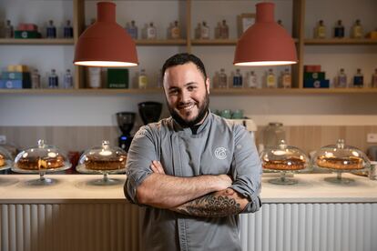 Jon Garcia, el chef pastelero de JonCake, en su nuevo local del barrio de Les Corts de Barcelona, JonCake & Wines, donde ofrece maridar las tartas de queso con vinos.  