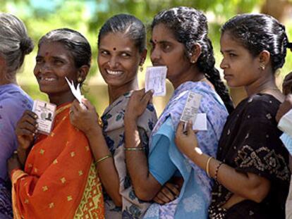 Mujeres indias esperan para votar, con sus carnets de identidad en la mano, en la localidad de Manglipattu.