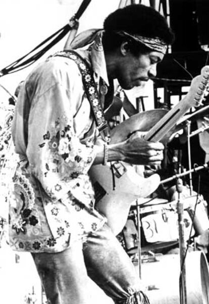 Jimi Hendrix, durante una de sus actuaciones.