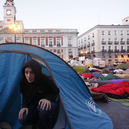 La acampada de Sol sobrevive a las urnas, aunque el cansancio y el desánimo empieza a hacer mella. Decaen los refuerzos y, ante los bulos de desalojo se idea un protocolo de actuación basado en la resistencia pacífica. Según el acuerdo adoptado por la asamblea, el campamento levantado la Puerta del Sol seguirá en pie al menos una semana, hasta el domingo 30. Los indignados del 15-M dicen que se convertirán en movimiento político, aunque no en partido.