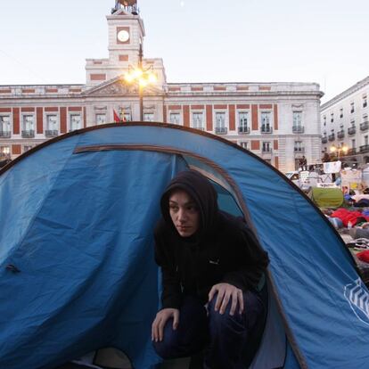 La acampada de Sol sobrevive a las urnas, aunque el cansancio y el desánimo empieza a hacer mella. Decaen los refuerzos y, ante los bulos de desalojo se idea un protocolo de actuación basado en la resistencia pacífica. Según el acuerdo adoptado por la asamblea, el campamento levantado la Puerta del Sol seguirá en pie al menos una semana, hasta el domingo 30. Los indignados del 15-M dicen que se convertirán en movimiento político, aunque no en partido.