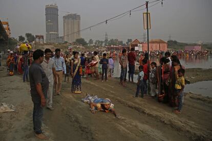 A Hindu devotee prostrates and performs a ritual on her way to the River Yamuna during Chhath Puja festival in New Delhi, India, Thursday, Oct. 26, 2017. During Chhath, an ancient Hindu festival, rituals are performed to thank the Sun god for sustaining life on earth. (AP Photo/Altaf Qadri)