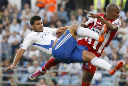 Gregory forcejea con Braulio.