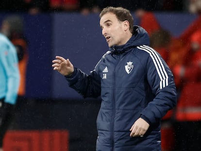 Jagoba Arrasate durante el partido de cuartos de final de la Copa del Rey entre Osasuna y Sevilla en El Sadar este miercoles.