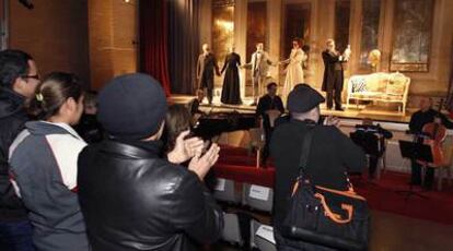 Los actores y los músicos saludan al público tras la conclusión de la zarzuela en la cárcel de Soto del Real.
