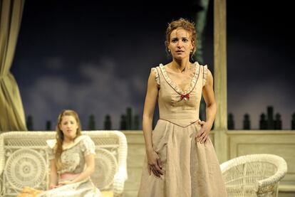 Diana Torné y Silvia Bel, en una escena de <i>Un mes en el campo,</i> de Iván Turguénev, en el TNC.