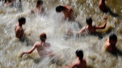 Jóvenes israelíes nadan en una piscina natural en el pueblo de Lifta, que fue abandonado durante 1948, durante la guerra árabe-israelí, a las afueras de Jerusalén.