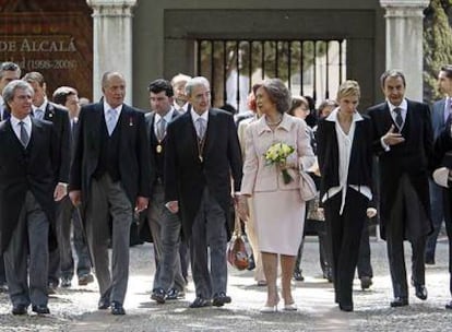 Juan Gelman, con los Reyes y el presidente del Gobierno y su esposa. En los extremos, el ministro de Cultura (izquierda) y el rector de la Universidad de Alcalá de Henares (derecha).