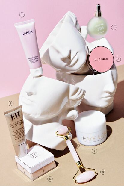 <b>Rostro</b> <br><b>1.</b> Rejuvenating French Rose Youth Activating Cream Mask, de Babor. Mascarilla en crema que repara, hidrata en profundidad, proporciona firmeza y atenúa las pequeñas arrugas. 27 euros. <b>2.</b> L’Essentiel, de Guerlain. Prebase de maquillaje con una fórmula que ayuda a afinar los poros, a mantener la barrera de humedad de la piel y a controlar el exceso de brillo, así como a aumentar la fijación del maquillaje. 50,60 euros. <b>3.</b> Joli Blush, de Clarins. Colorete con pigmentos efecto tatuaje que permite acentuar de manera gradual la intensidad del rubor. 40 euros. <b>4.</b> Lift & Sculpt Firming Neck Treatment, de Emma Hardie. Sérum hidratante que aumenta el colágeno y ayuda a levantar, esculpir y tensar la delicada piel del cuello con ayuda de su aplicador en roll-on. 82 euros. <b>5.</b> Blanc Divin, de Givenchy. Polvos sueltos que proporcionan una piel aterciopelada, un acabado mate y luminosidad durante todo el día. 65 euros. <b>6.</b> Rodillo facial de cuarzo de Sephora Collection. Se desliza sobre la piel para alisarla, refrescarla, descongestionarla y aumentar su brillo. 19,99 euros. <b>7.</b> Cleansing Oil Capsules, de Eve Lom. Cápsulas desmaquillantes en aceite que eliminan impurezas y maquillaje resistente al agua, y dejan la piel hidratada hasta 12 horas. 65 euros.</br>