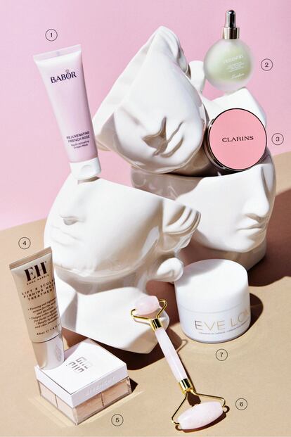 <b>Rostro</b> <br><b>1.</b> Rejuvenating French Rose Youth Activating Cream Mask, de Babor. Mascarilla en crema que repara, hidrata en profundidad, proporciona firmeza y atenúa las pequeñas arrugas. 27 euros. <b>2.</b> L’Essentiel, de Guerlain. Prebase de maquillaje con una fórmula que ayuda a afinar los poros, a mantener la barrera de humedad de la piel y a controlar el exceso de brillo, así como a aumentar la fijación del maquillaje. 50,60 euros. <b>3.</b> Joli Blush, de Clarins. Colorete con pigmentos efecto tatuaje que permite acentuar de manera gradual la intensidad del rubor. 40 euros. <b>4.</b> Lift & Sculpt Firming Neck Treatment, de Emma Hardie. Sérum hidratante que aumenta el colágeno y ayuda a levantar, esculpir y tensar la delicada piel del cuello con ayuda de su aplicador en roll-on. 82 euros. <b>5.</b> Blanc Divin, de Givenchy. Polvos sueltos que proporcionan una piel aterciopelada, un acabado mate y luminosidad durante todo el día. 65 euros. <b>6.</b> Rodillo facial de cuarzo de Sephora Collection. Se desliza sobre la piel para alisarla, refrescarla, descongestionarla y aumentar su brillo. 19,99 euros. <b>7.</b> Cleansing Oil Capsules, de Eve Lom. Cápsulas desmaquillantes en aceite que eliminan impurezas y maquillaje resistente al agua, y dejan la piel hidratada hasta 12 horas. 65 euros.</br>
