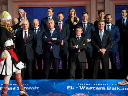 Líderes de la UE y los Balcanes observan este martes una danza tradicional en la cumbre de Tirana (Albania).


Líderes de la UE y los Balcanes observan una danza tradicional en la cumbre de Tirana (Albania), este martes.