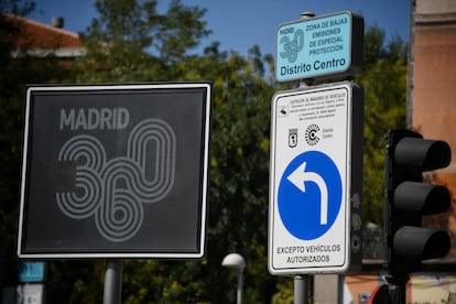 Un cartel que informa a los conductores de que van a cruzar a la Zona de Bajas Emisiones de Especial Protección, en Madrid.