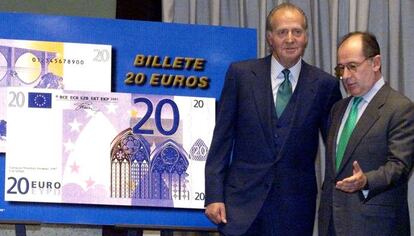Rodrigo Rato presenta, junto con el Rey Juan Carlos, los nuevos billetes de 20 euros.