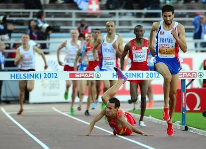 Victor Garcia cae durante la prueba de los 3000 metros vallas.