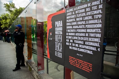 Elementos de la policía capitalina intentaron frenar esta escalada, sin embargo, decenas de integrantes del colectivo lograron formar una valla humana para frenar a las autoridades y permitir que las dos manifestantes iniciaran su ascenso. En la imagen, un policía durante
la manifestación.