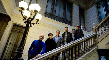 Palomas, Cunill&eacute;, Cara, Prats, Cuartiella y Carreras, ayer, en la sede de &Ograve;mnium Cultural.