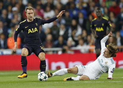 Luka Modric (derecha) se hace con el control del balón ante la presencia de Christian Eriksen.