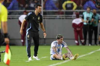 Lionel Scaloni junto a De Paul