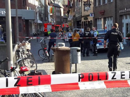 La policía alemana bloquea el acceso a una calle del centro de Munster, este sábado.
