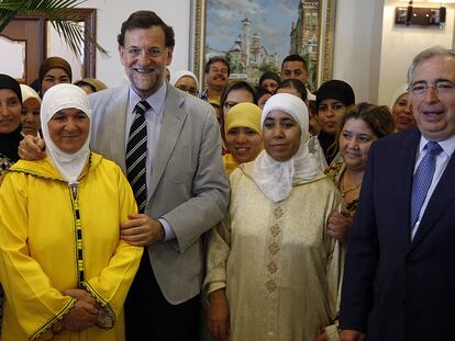 Mariano Rajoy, con el presidente de Melilla, José Imbroda, y varias mujeres musulmanas.
