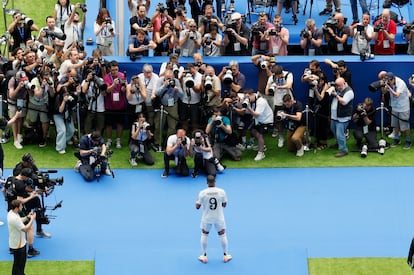 Kylian Mbappé poses for photographers at the Bernabéu. 