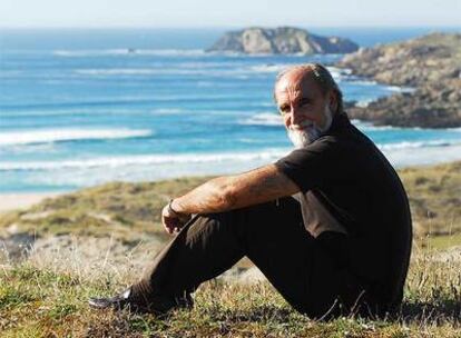 Vicente Irisarri posa con la playa de Doniños al fondo.