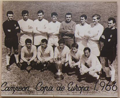 Alineación del Real Madrid campeón de Europa en 1966. El técnico Miguel Muñoz, cuarto por la derecha, de pie; Zoco, segundo por la derecha, de pie; Pirri, tercero por la derecha, de pie; Sanchís, cuarto por la izquierda, de pie; Gento, primero por la derecha, agachado; Velázquez, segundo por la derecha, agachado; Grosso, tercero por la derecha, agachado, con la copa; Amancio, segundo por la izquierda, agachado.