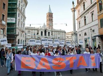 Cabecera de la manifestación a su paso por la iglesia de Santa María la Mayor, en el centro de Roma.