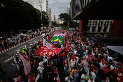 Miembros de movimientos sociales y centrales sindicales se congregan para recordar el 8 de enero de 2023 en São Paulo.