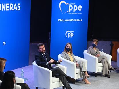 El presidente del PP, Pablo Casado, junto a la vicesecretaria de Política Social del PP, Ana Pastor, durante la clausura del acto por el 8 de marzo, hoy en la Casa América de Madrid.