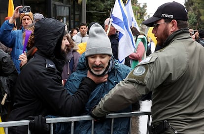 Un policía agarra por el cuello a un asistente a la manifestación contra Netanyahu, este viernes en Jerusalén.