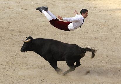 Un recortador español salta sobre un toro durante una presentación en Cali, Colombia.