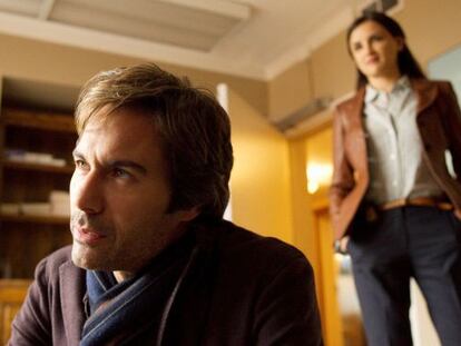 Eric McCormack y Rachel Leigh Cook, en 'Percepcion'