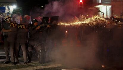 La policía antidisturbios se enfrenta a un grupo de manifestantes durante una protesta en contra del nuevo presidente de Brasil, Michel Temer, en la Avenida Paulista, en São Paulo (Brasil).