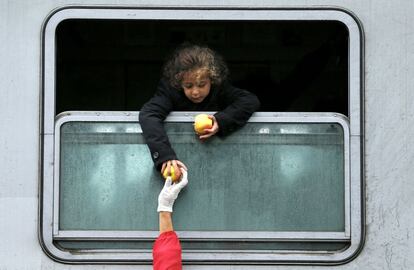 Uma criança recebe comida de um voluntário na estação de trem de Tovarnik (Croácia), em 29 de setembro de 2015.